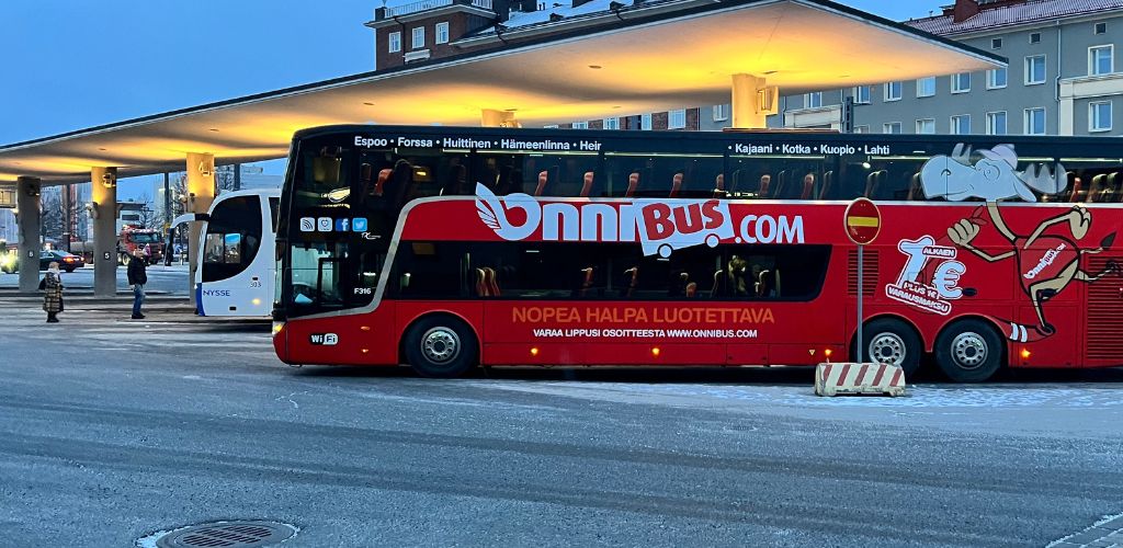 OnniBus MEGA - kaksikerrosbussi laiturissa odottamassa lähtöä Tampereen linja-autoasemalla.