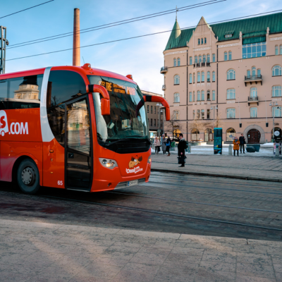 OnniBus linja-auto kaupungin keskustassa